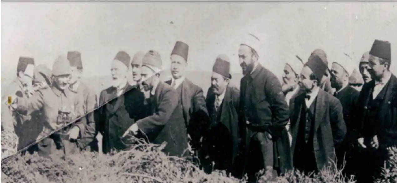 Atatürk, İstanbul’dan gelen Edebi Heyet’e cephede bilgi verirken