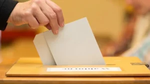 Atatürk, “Medeni Bilgiler” kitabında demokrasinin, milli egemenlik olduğunu şu şekilde