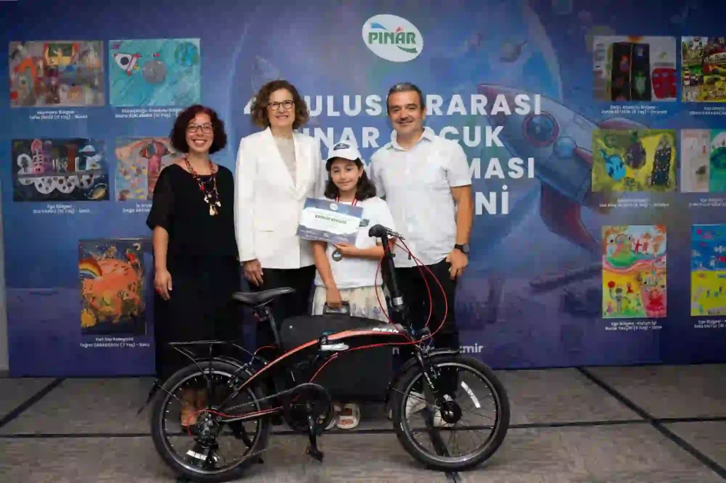 Yaşar Holding Yönetim Kurulu Başkan Vekili İdil Yiğitbaşı Ege Bölgesi kazananı Ece Kansu'ya ödülünü takdim etti