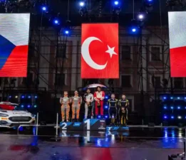 Genç Pilot Kerem Kazaz Avrupa Ralli Şampiyonası’nda Milli Marşımızla Podyumdaydı!