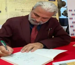 Enver Beşinci kitabını imzaladı!