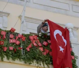 İzmir Atatürk Meydanı’nda temsili bayrak töreni yapıldı