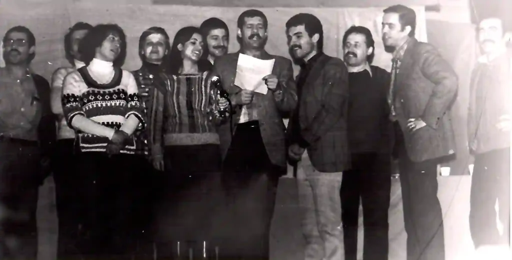 esat_umit_agca_ortada_elinde_kagit_olan