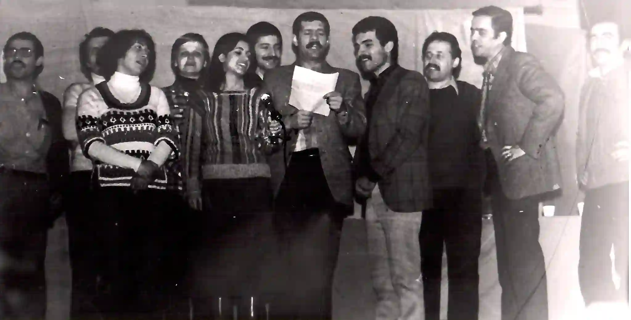 esat_umit_agca_ortada_elinde_kagit_olan
