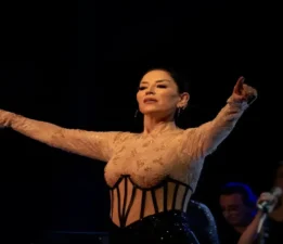 Aşkın Nur Yengi Orta Çağ Esintili Giysisiyle Sahnedeydi
