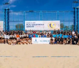 İzmir’de Liseli gençlerden plaj voleybolu ve müzik şöleni