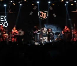 Melek Mosso Adana’da Sahnede Albüm Müjdesi Verdi