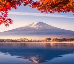 Kawaguchiko Gölü’nde Fuji Dağı’nın yansıması