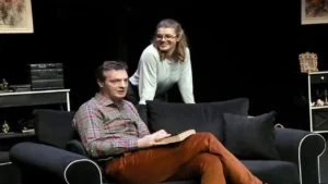 Torben Betts’in yazdığı ve 10 ülkede sahnelenen “Yenilmez” isimli oyun,