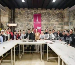 Fransız şeften işitme engellilere pastacılık kursu