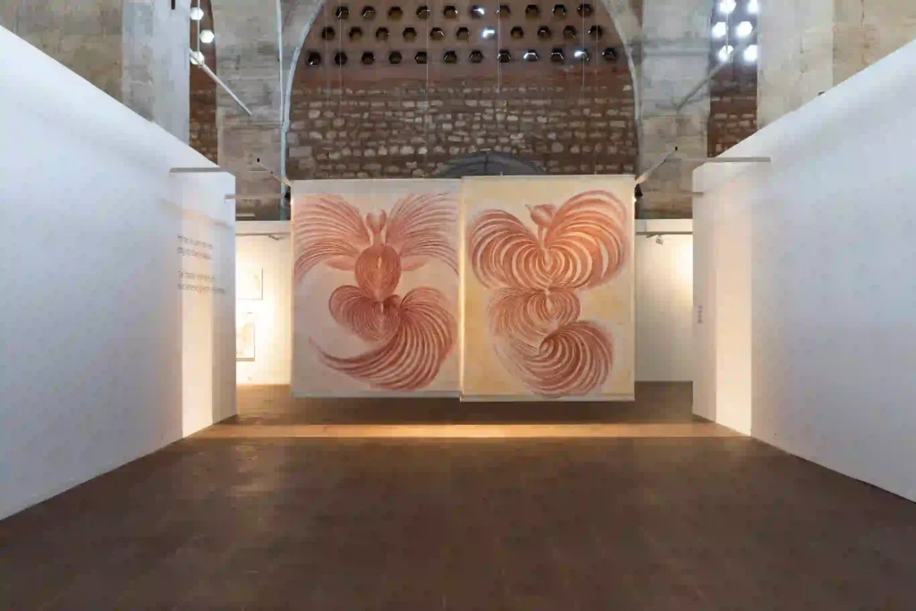 İsimsiz I & II, 2023 Tuval üzerine yerel toprak ve taşlardan üretilmiş, yumuşak pastel ve doğal pigmentlerle karıştırılmış füzen, 210 x 270 cm Fotoğraf Kredisi Nazlı Erdemirel-2