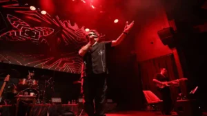 Ünlü müzisyen Ersay Üner, önceki akşam Jolly Joker Atakent sahnesinde