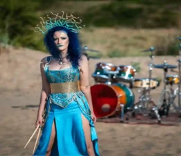 Leyan Senay sıra dışı eserle döndü!