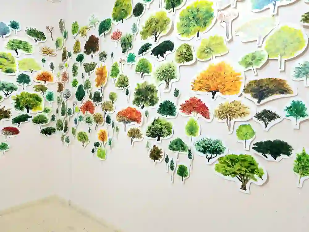 Seniha Ünay, Nuray’ın Ormanı aradım, bulamadım, bakıyorum, yok, kağıt üzerine yağlıboya ile yapılmış ağaçlardan oluşan yerleştirme, 2x6 m, farklı boyutlarda 600 adet ağaç görseli-2 