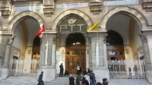 Bak postacı geliyor selam veriyor Herkes ona bakıyor merak ediyor