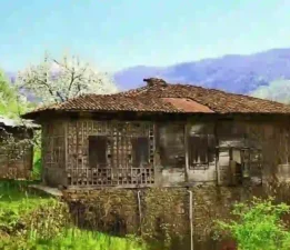 Zamana yenik düşen eski köy evi