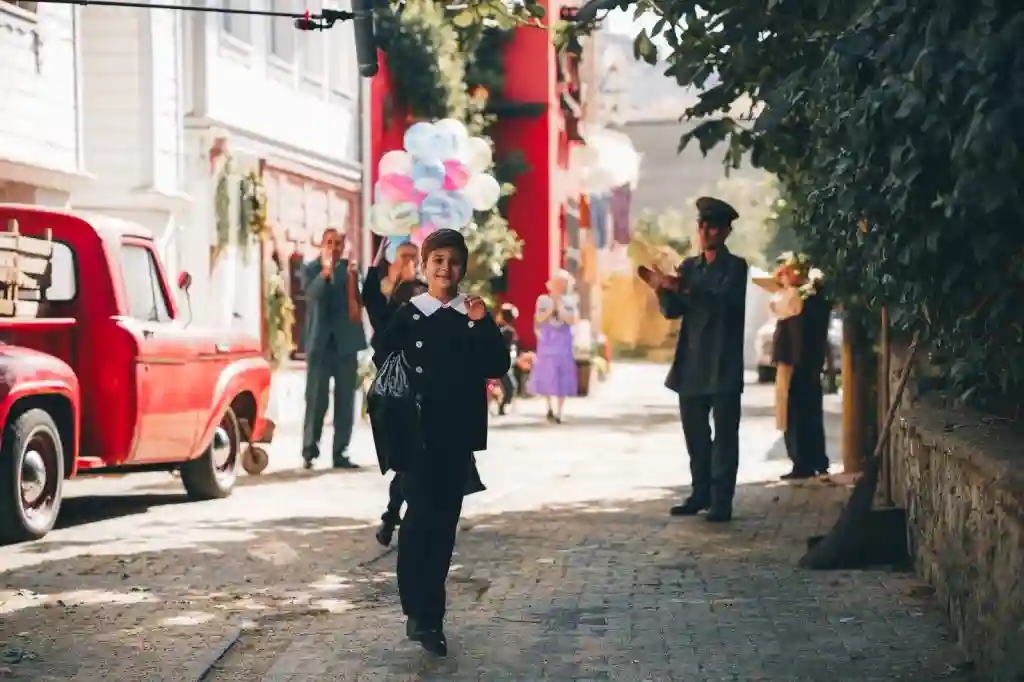 Film, Karaca’nın doğup büyüdüğü mekân Bakırköy’le açılıyor