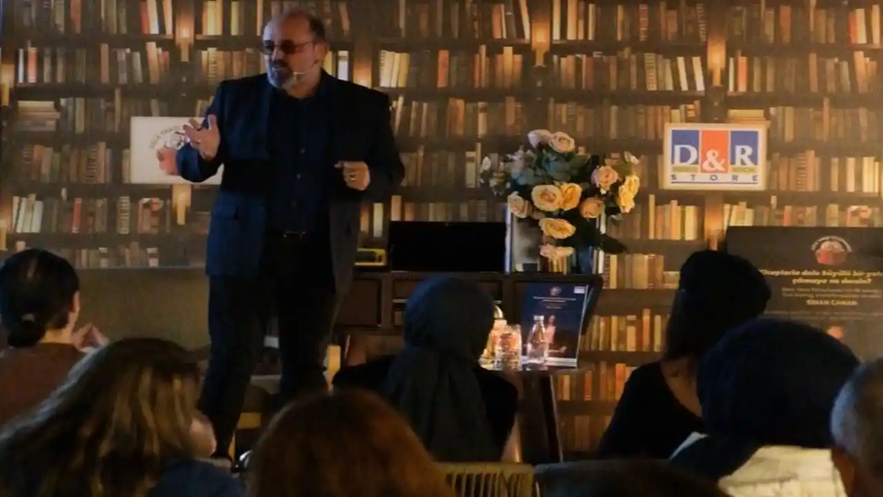 Gece Yarısı Kütüphanesi’nin ilk konuğu Sinan Canan!