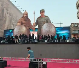 Roma İmparatoru Valerian’ın 1. Şapur’a esareti heykeli  Tahran’daki meydana konuyor