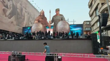 Roma İmparatoru Valerian’ın 1. Şapur’a esareti heykeli  Tahran’daki meydana konuyor