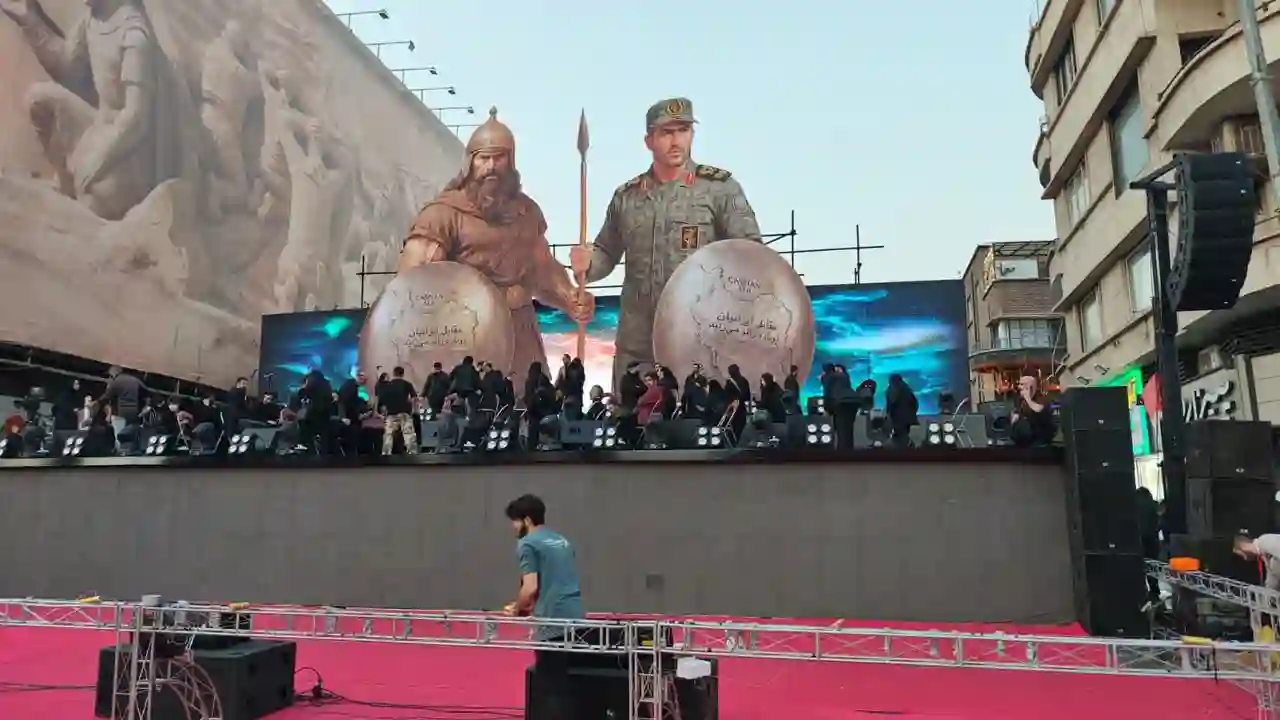 Roma İmparatoru Valerian’ın 1. Şapur’a esareti heykeli Tahran’daki meydana konuyor