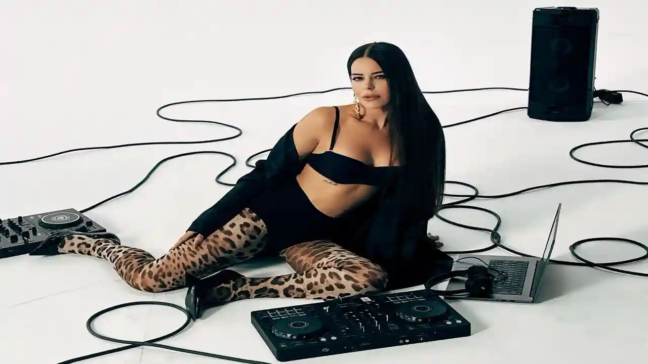 Simge’den yeni albüm: “Anlatasım Var”