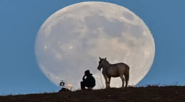 Van’dan bir dolunay manzarası