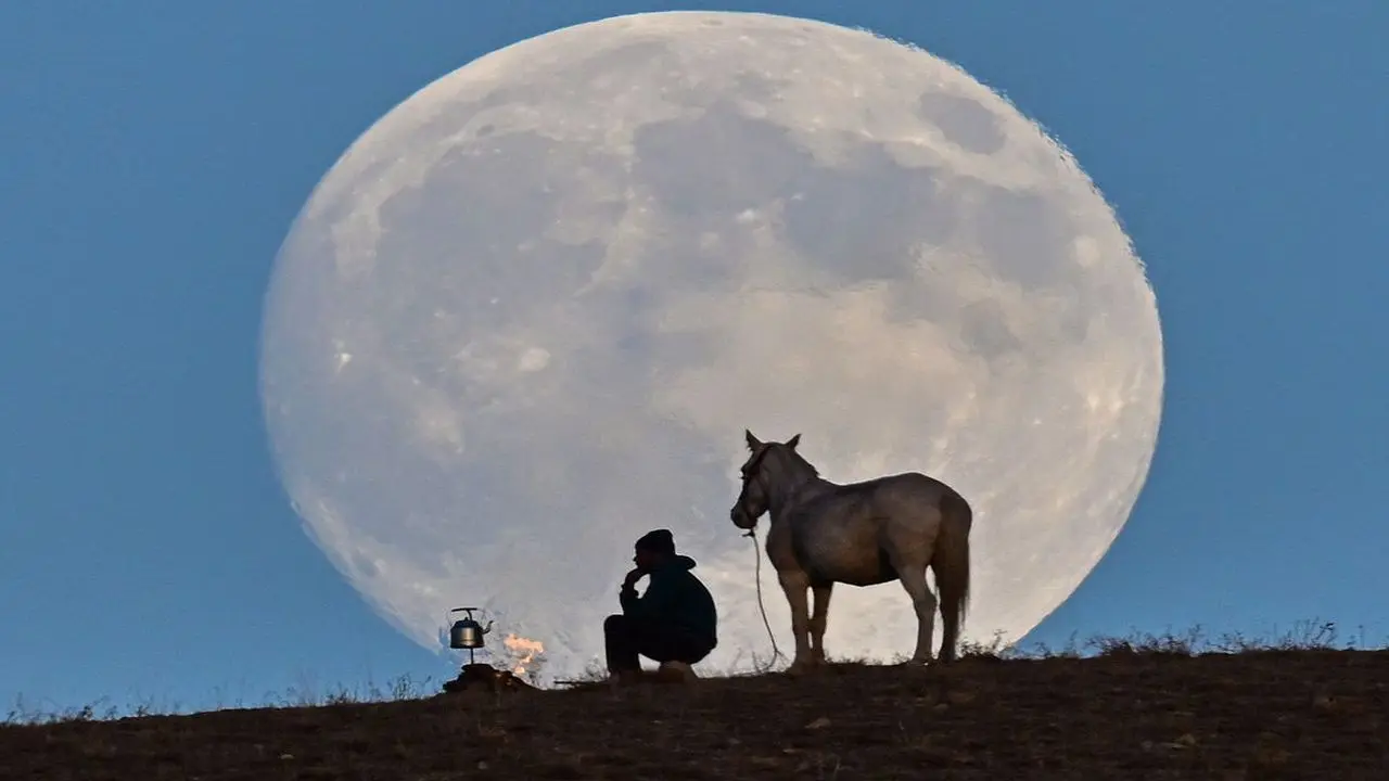 Van’dan bir dolunay manzarası
