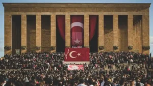 Başlığa koyduğum veciz niteliğindeki söz, devrimci tiyatronun ve estetiğin büyük