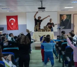 “Kendini Arayan Zürafa”  Bucalı minikleri büyüledi