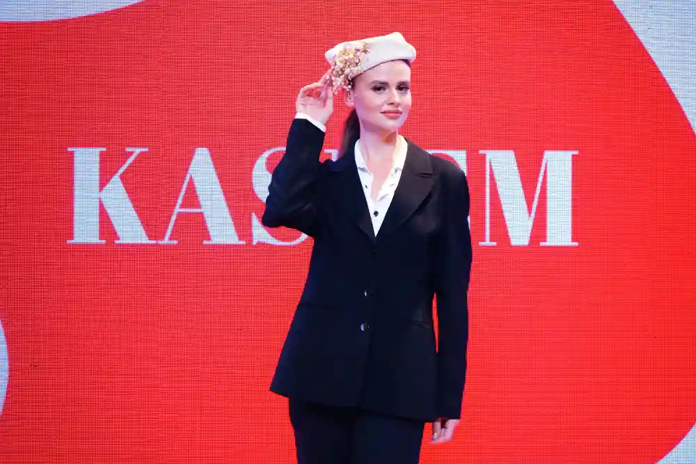 Şapkamla Çağımı Selamlıyorum03