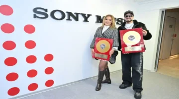 Sefo ve Demet Akalın’a “Yerinde Dur” Başarısıyla Diamond Plak!