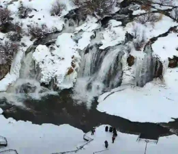 Beyaza bürünen Muradiye Şelalesi 