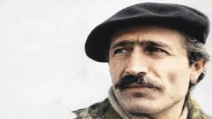Siyah beyaz tuşlarında piyanomun seni çalıyorum şimdi çaldıkça çoğalıyorsun odada