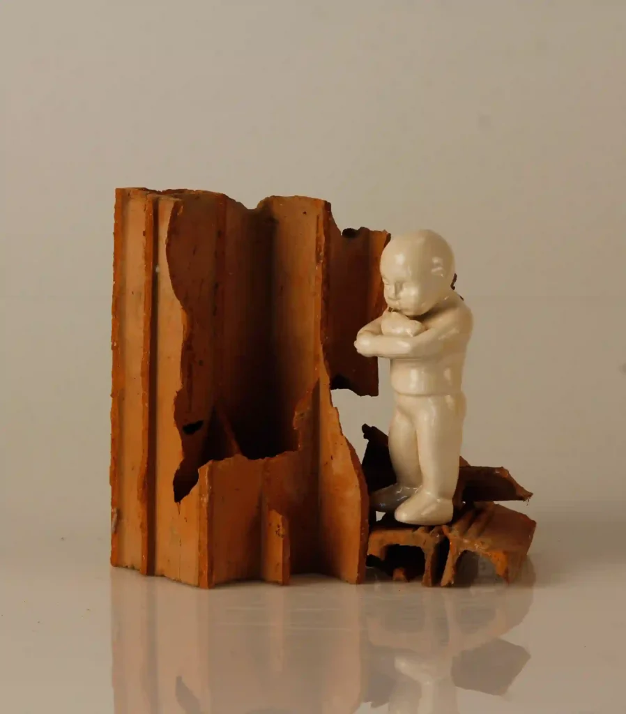 PINAR POLAT-Sessiz çığlık-4 - Elle şekillendirme, seramik, atık tuğla - 15x15x19cm - 2023