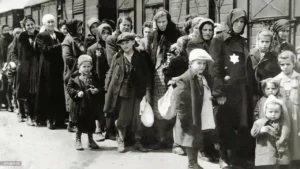 27 Ocak 1945’te Auschwitz-Birkenau’dan Yahudi tutsaklar kurtarıldı. Bugün, “Yahudi Soykırımında