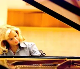 Hande Dalkılıç:  Genç sanatçılar başarıyla değil pazarlamayla öne çıkıyor