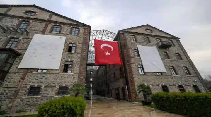 Meslek Fabrikası’na Ata’nın imzaladığı belgenin görselleri asıldı