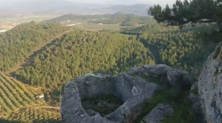 Defineciler Bilecik Osmaneli’nde kaya mezarı talan etti!