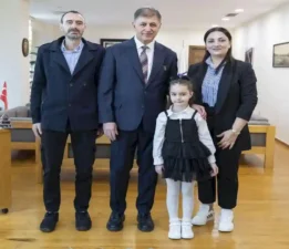 Meryem Esila Şen  4 yaşından beri İstiklal Marşı’nı ezbere okuyor