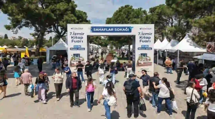 İZKİTAP’ta edebiyat şöleni yaşanıyor