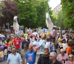 Eskişehir’de Sokaklar Kuklalarla ve Çocukların Neşesiyle Renkleniyor!