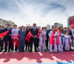 İzmir’de  her yer Türk bayrağı, her yer Atatürk