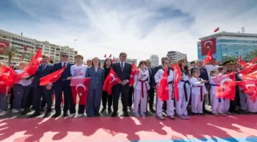 İzmir’de  her yer Türk bayrağı, her yer Atatürk