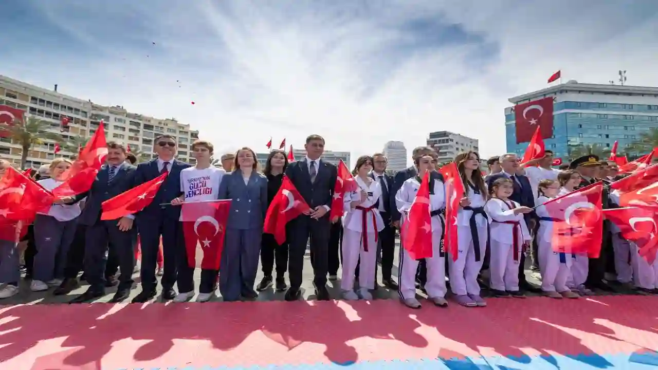İzmir’de her yer Türk bayrağı, her yer Atatürk