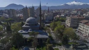 Kayseri’deki Kurşunlu Cami, 1573’te inşa edilmiş tarihi bir yapıdır. Kurşun