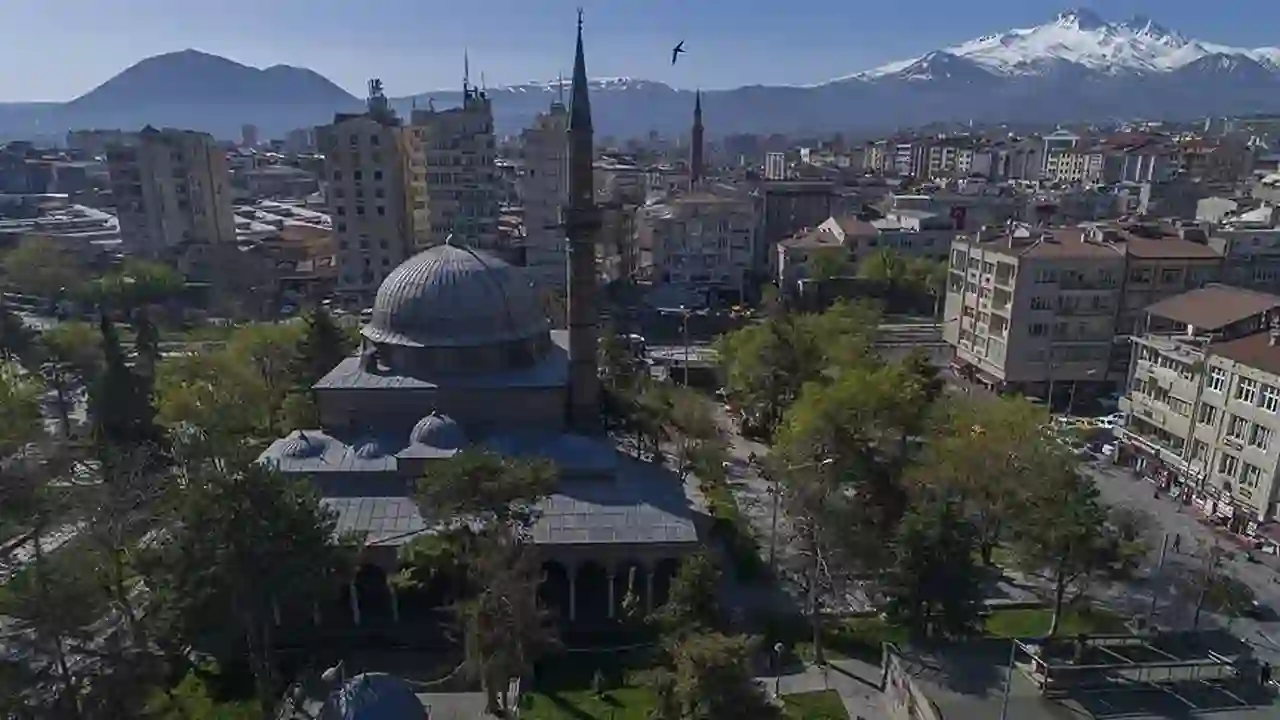 Hacı Ahmet Paşa Camii-Kayseri Kayseri’de bulunan ve 1573 yılında inşa edilen Hacı Ahmet Paşa