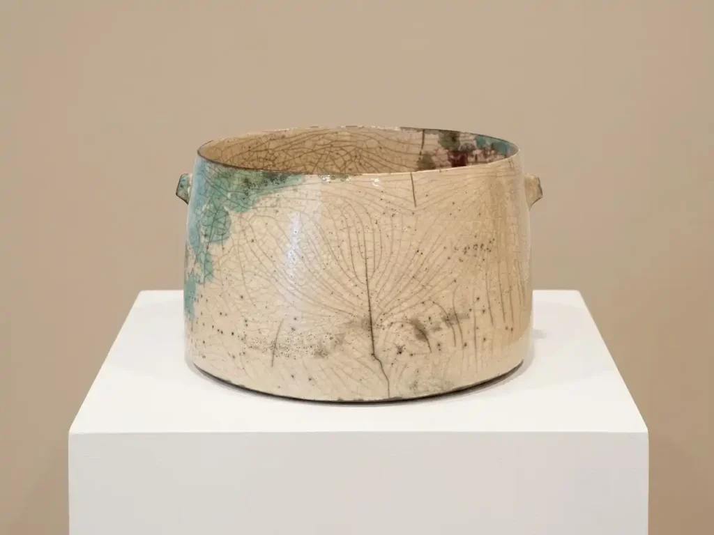 Ayşegül Veryeri, İsimsiz, 2024, Beyaz çamur, Raku pişirim, Yükseklik 12 cm, Çap 18 cm