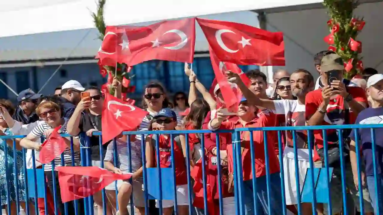İzmir’in kurtuluşunun 104’üncü yıl dönümü kutlamaları kapsamında Cumhuriyet Meydanı’ndaki törende