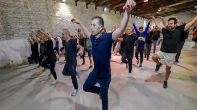 İzmir Büyükşehir Belediyesi’nin “İzmir’de Zeybek Bilmeyen Kalmasın” projesi kapsamında, yaklaşık
